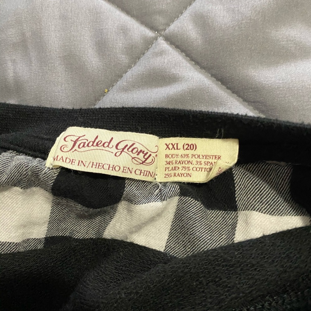 Black sweater woth plaid under